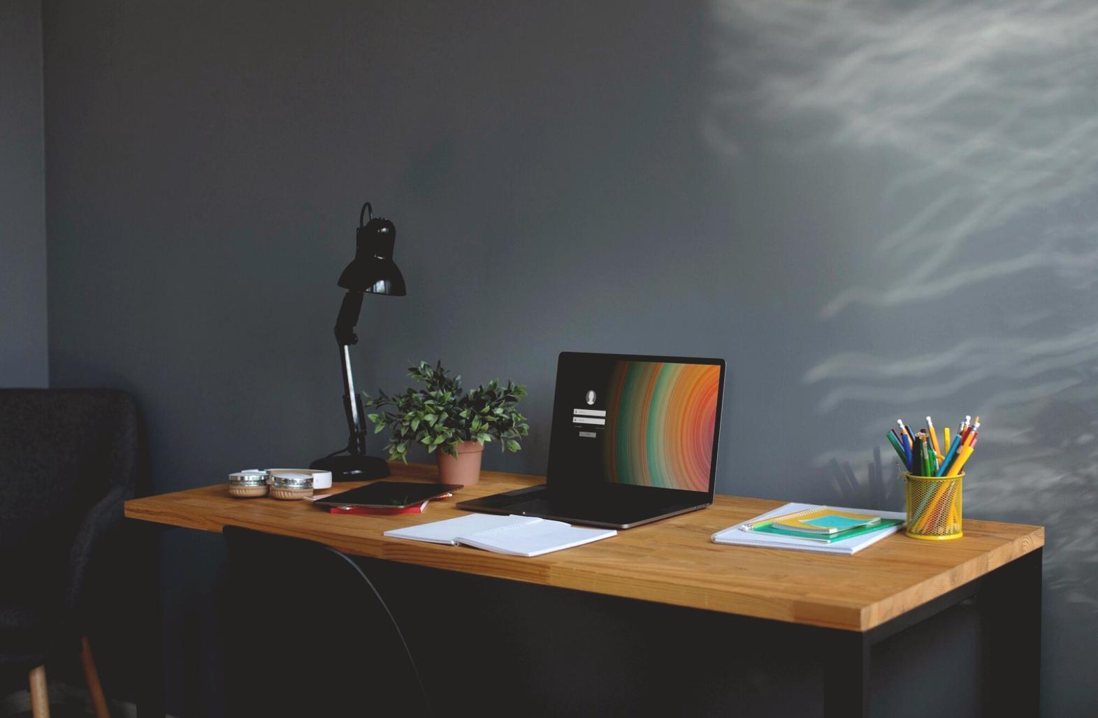 Espace de formation moderne avec équipements pédagogiques